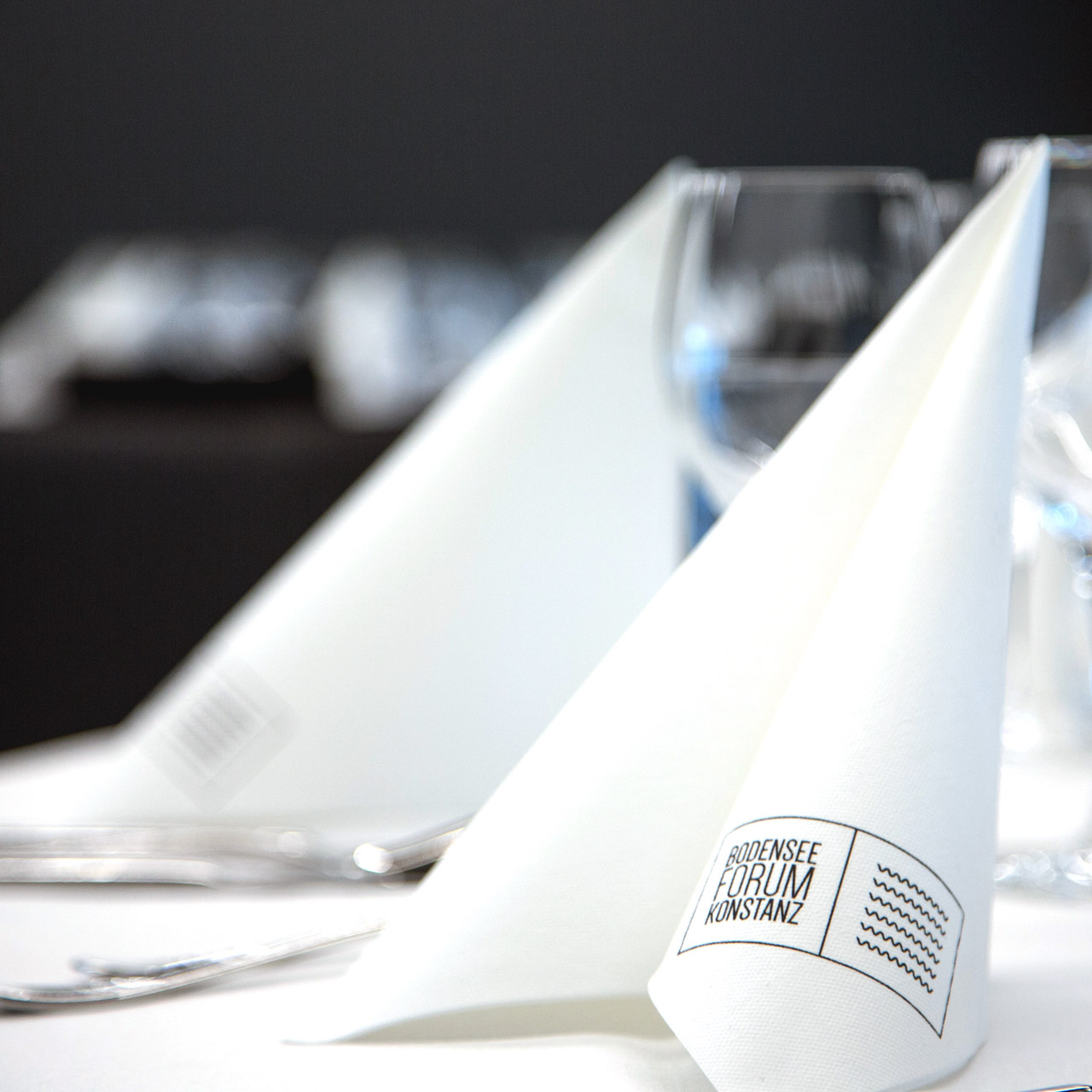 weisse Tischdecken eingedeckt_LGM